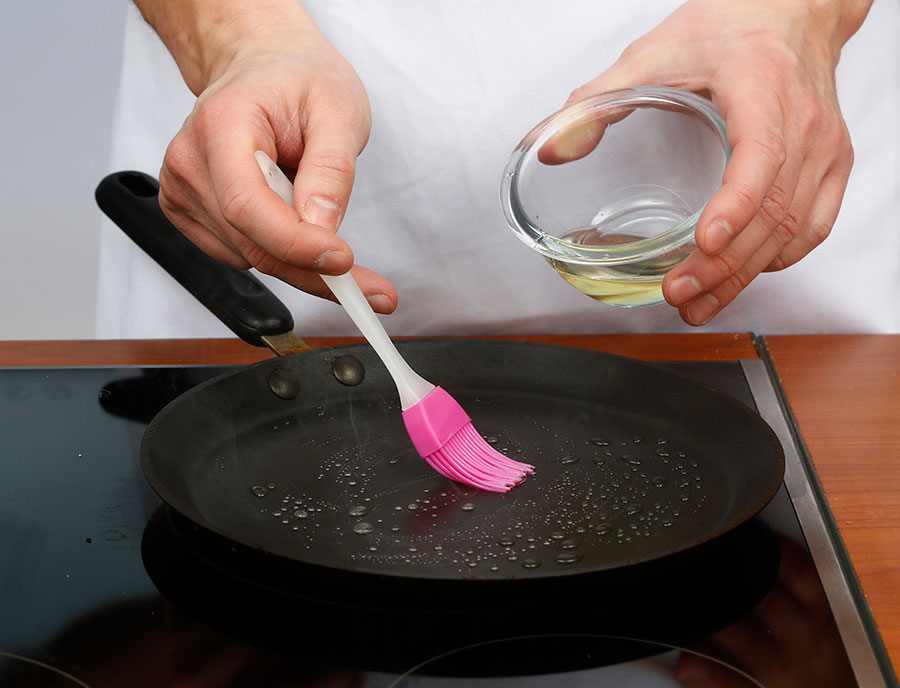 Смажьте сковороду растительным маслом | silady.ru